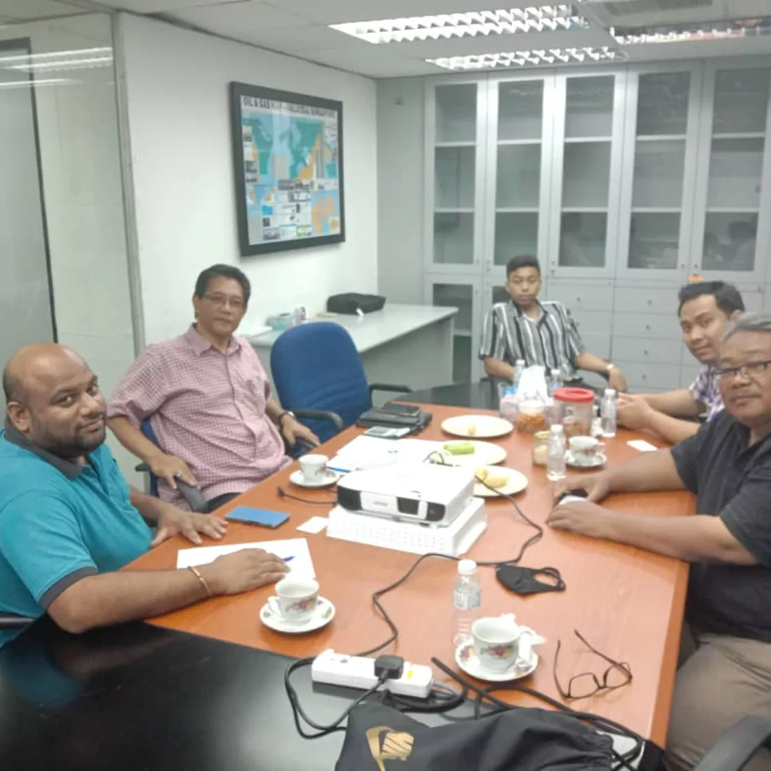 An operations briefing around the table in the Suria Crestway office