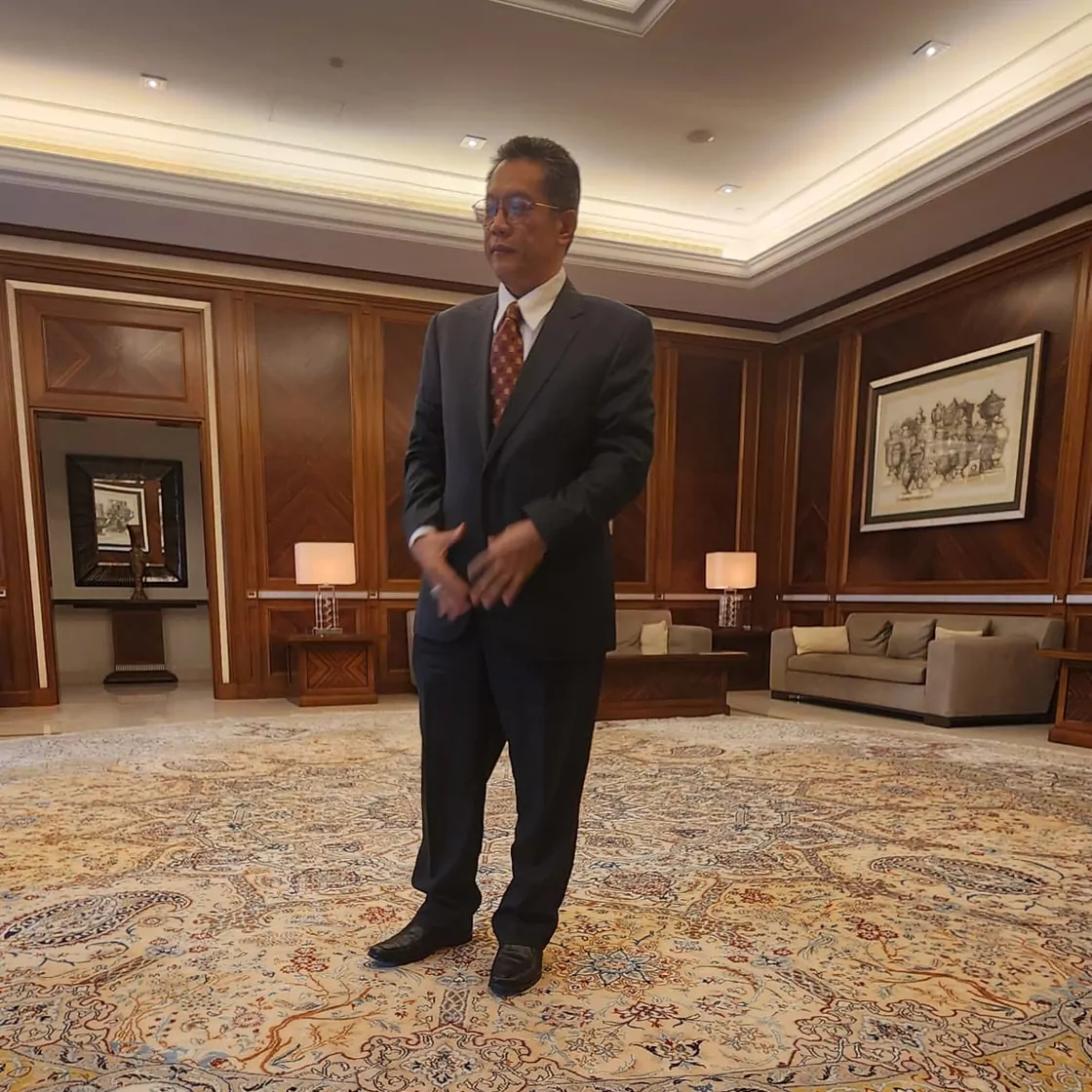 A member of the Suria Crestway team at a client's offices