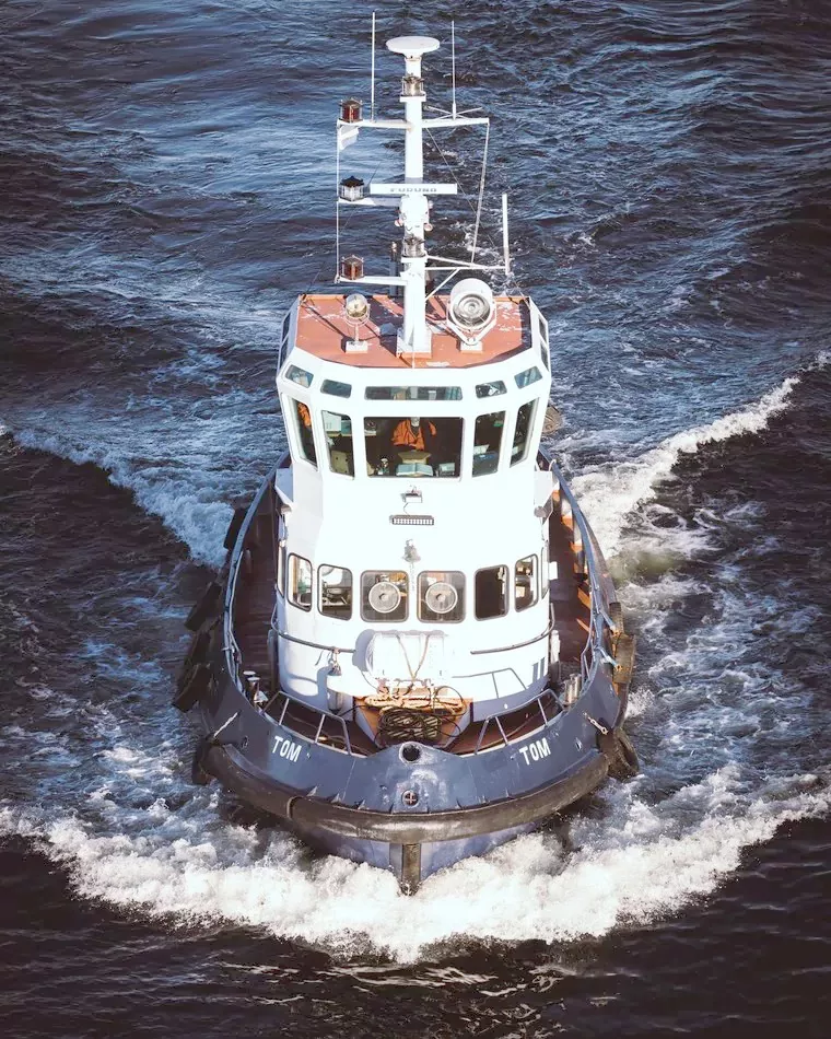 Support vessel working alongside a tanker