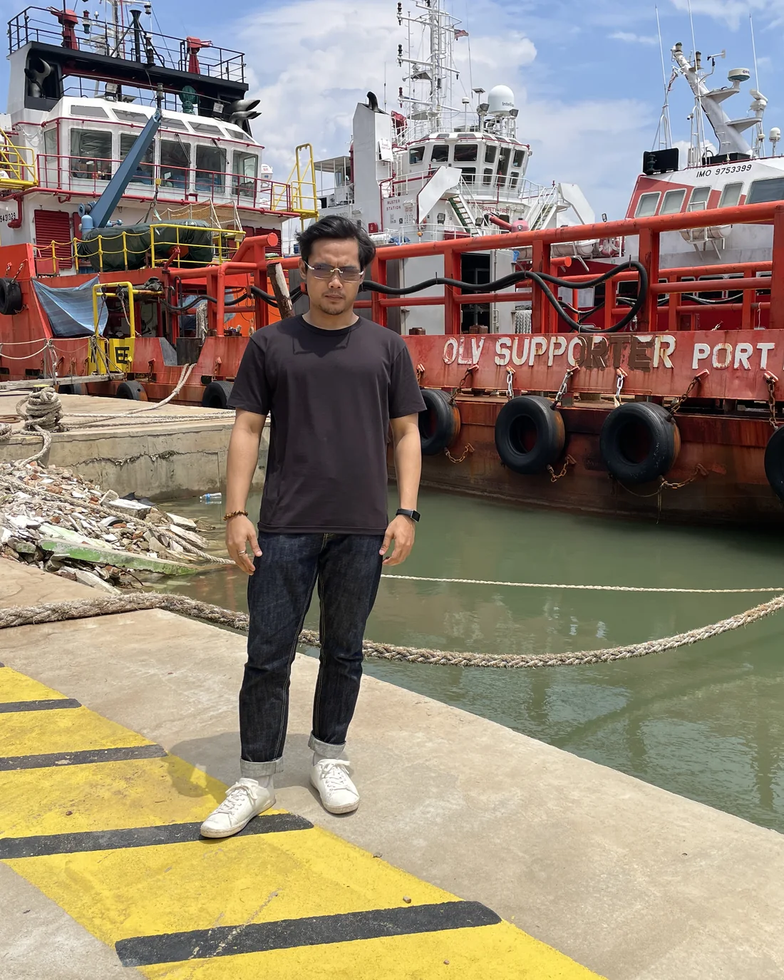 Suria Crestway staff on the quayside alongside an offshore support vessel