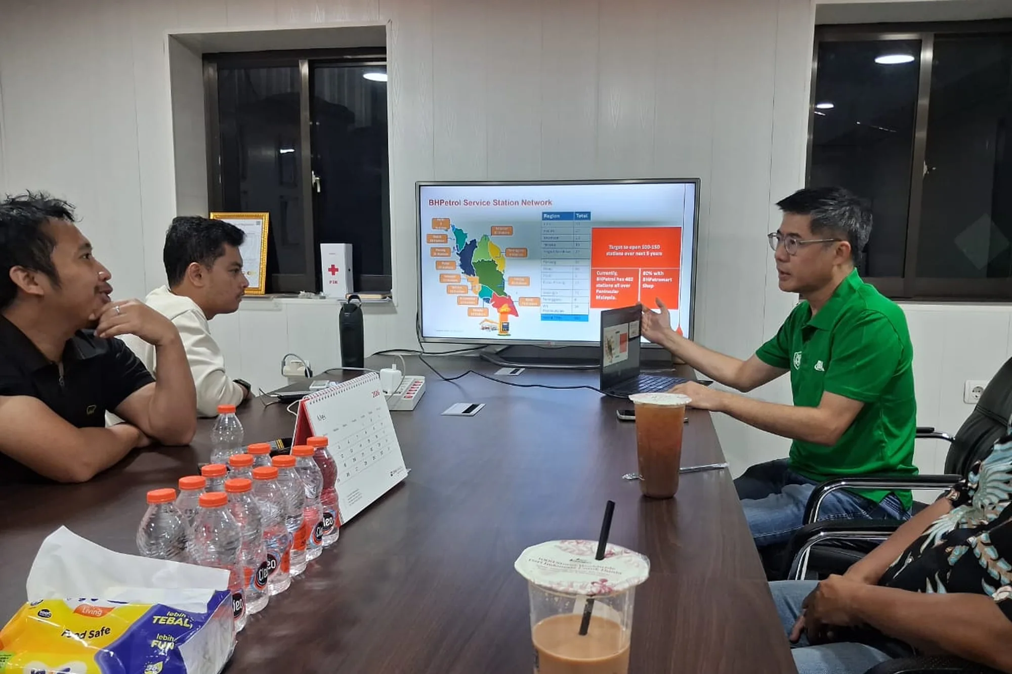 A BHPetrol representative presenting the service station network to the Suria Crestway team
