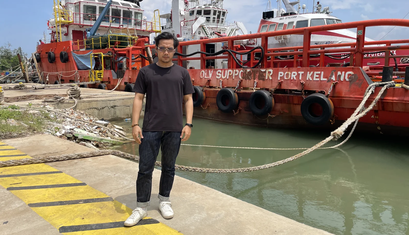 Suria Crestway staff on the quayside alongside an offshore support vessel