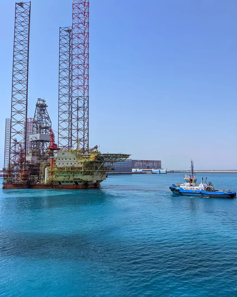 Jack-up rig under tow with tug assistance